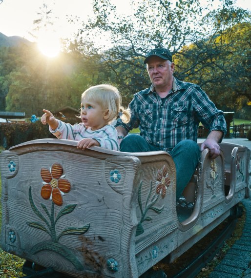 Bei einer gemütlichen Fahrt mit der Parkeisenbahn mit Oma und Opa gibt es viel zu entdecken